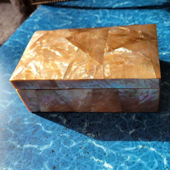 Jewelry box with beautiful shell inlay and soft velvet like interior. - Picture 5 of 7